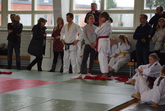 Laura tsemppaamassa Emmaa